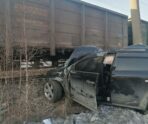 poezd sbil mashinu В России встало движение поездов: с рельсов сошли 20 вагонов