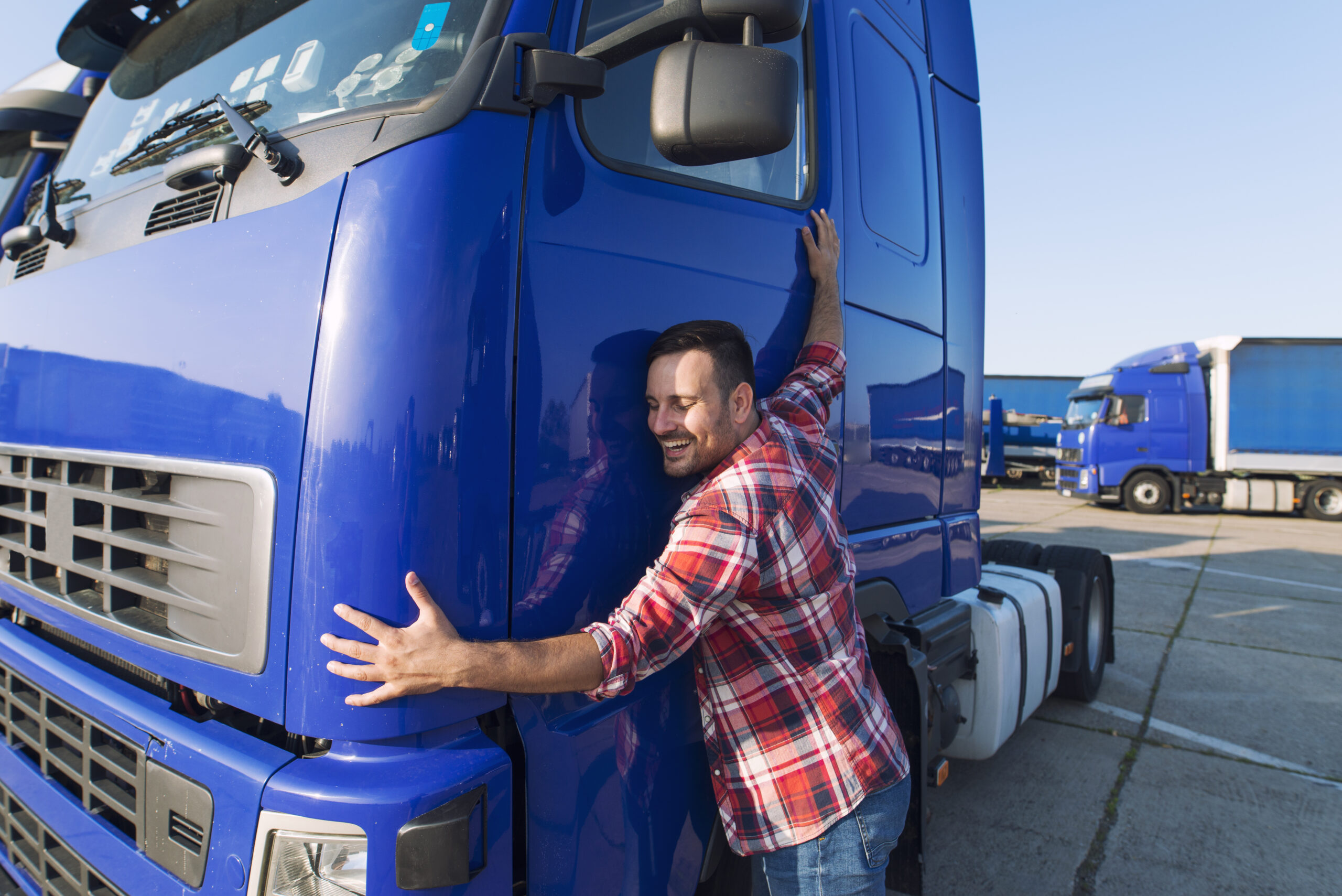 professional trucker driver hugging his truck cabin loving his job scaled На Урале дальнобойщик умирал на глазах у полицейских, а ему вместо помощи выписали штраф