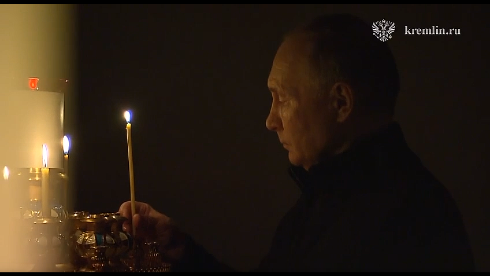 putin postavil svechu В Кремле сообщили о том, как Путин почтил память жертв теракта в «Крокус Холле»