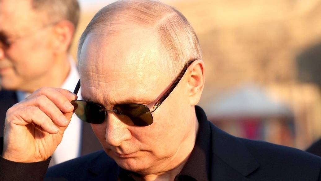 putin v ochkah «Чтобы Россия объявила войну Украине»: стало известно, зачем командование ВСУ отдало приказ на расстрел пассажирского поезда в Курской области