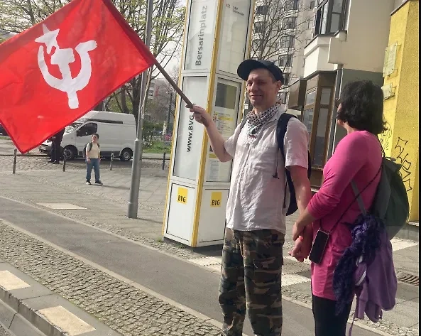 sovetskiy flag ПолБерлина вышло на улицы: немцы протестуют против участия Германии в войне с Россией