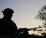 voin v teni В сети появились кадры, как боец ВСУ расстрелял сослуживца