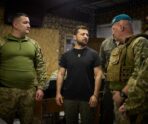 zelenskiy i boytsy Зеленский заявил, что теперь на фронт отправят почти всех