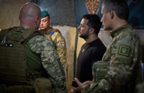 zelenskiy i boytsy3 Выяснились жесткие детали закона о мобилизации на Украине, подписанного Зеленским