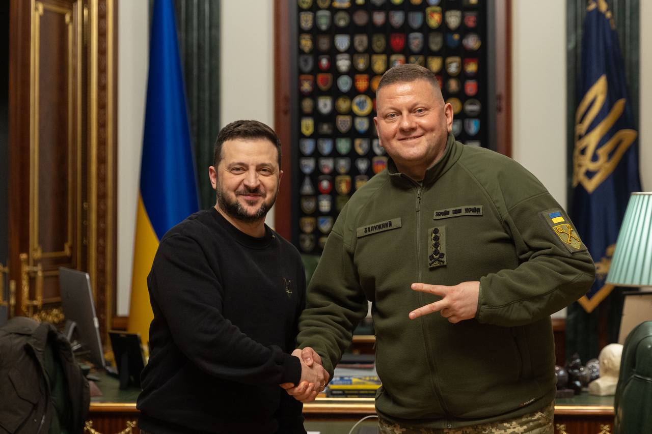 zelenskiy i zaluzhnyy На Украине Залужного обвинили в контрабанде оружия