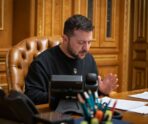 zelenskiy sidit Стало известно, что Зеленский скоро перестанет быть президентом Украины – так решила Верховная Рада  