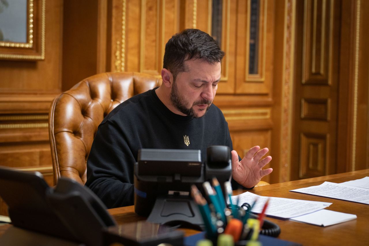 zelenskiy sidit Песков прокомментировал слова Трампа, назвавшего Зеленского диктатором и потребовавшего вернуть Америке деньги  
