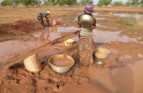 2e5b9ab9fab47ae2733f04f26fa65b87 В Африке солдаты казнили больше 200 детей и взрослых