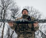 bespilotnik derzhit Русский военный не стал добивать врага во время молитвы и помог ему спасти жизнь
