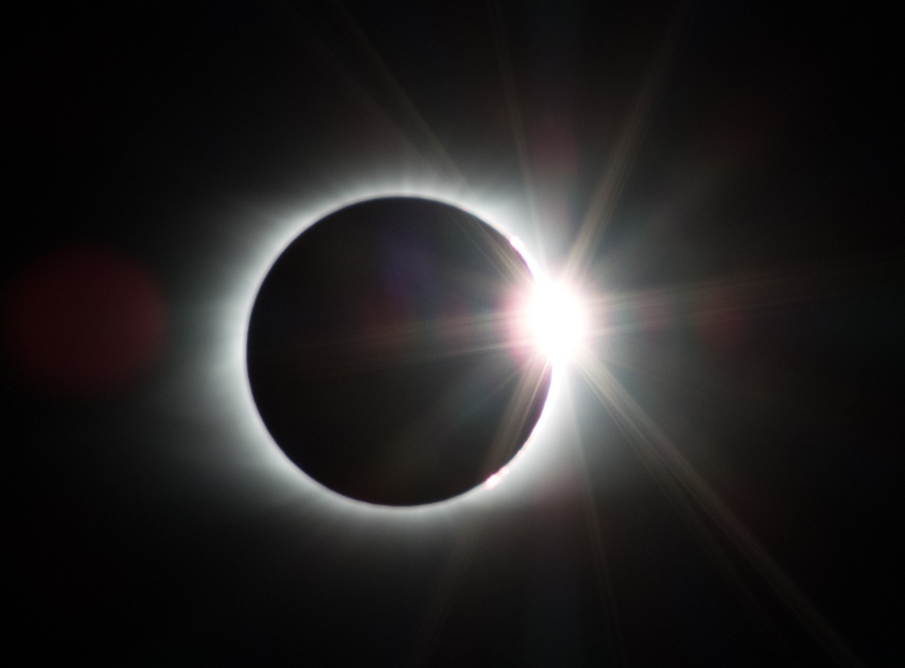 eclipse 2695630 1280 Сегодня жители Земли будут наблюдать полное солнечное затмение