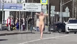 юная нудистка Обои на рабочий стол Голая девушка стоит по пояс в воде ...
