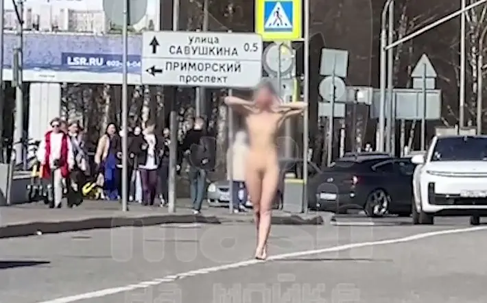 golaya devushka v peterburge Стало известно, из-за кого в Петербурге голая девушка с синими волосами спрыгнула с 19-метрового моста