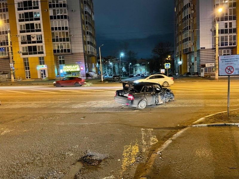 leninskiy 05.04.2 800x600 1 В Саранске «Лада» кувыркнулась, налетев на бордюр