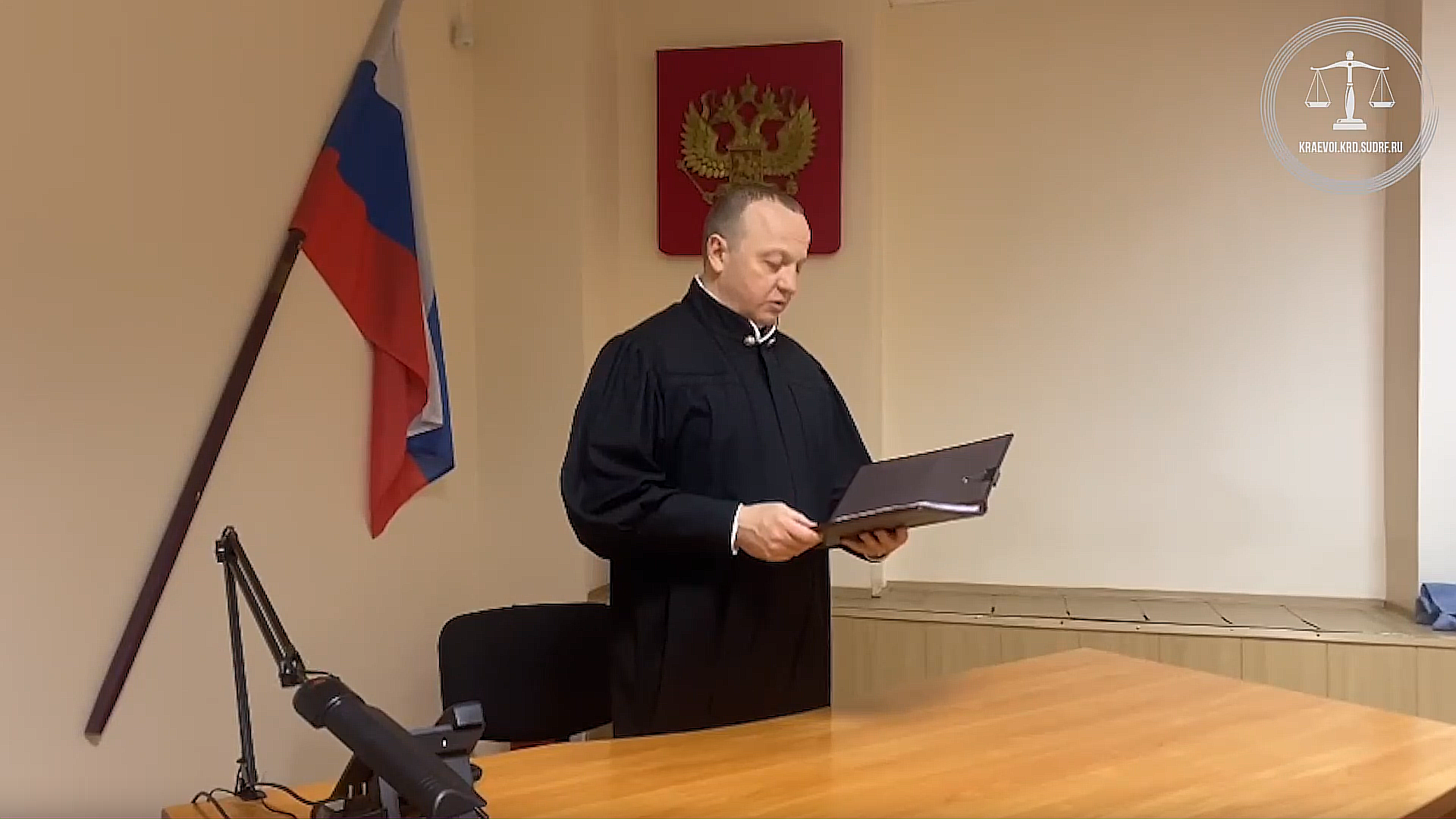 lyutyy za reshetkoy sudya Главбух крупной фирмы в Петербурге, укравшая 2 млн 700 тысяч рублей, умудрилась избежать тюрьмы