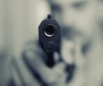 pistol 3421795 1280 Ожидание детей под детским садом закончилось перестрелкой