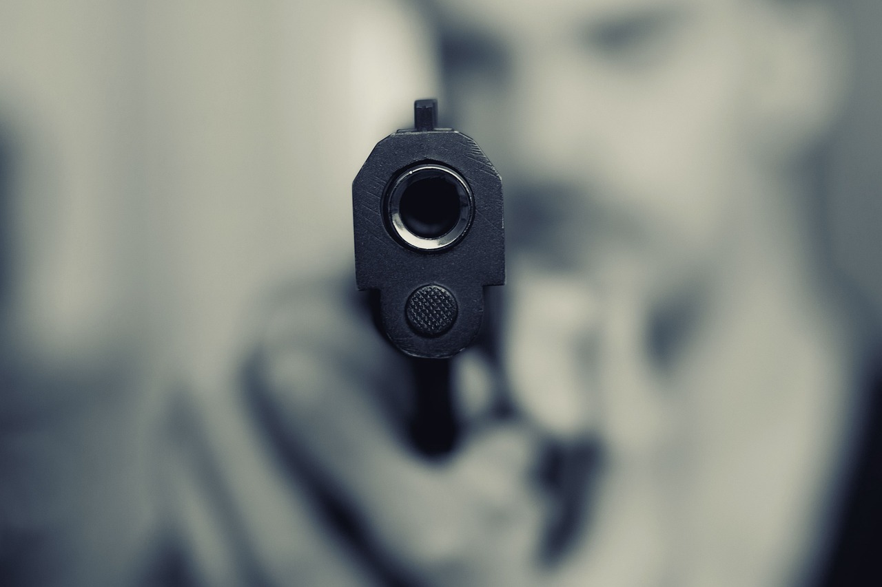 pistol 3421795 1280 Ожидание детей под детским садом закончилось перестрелкой