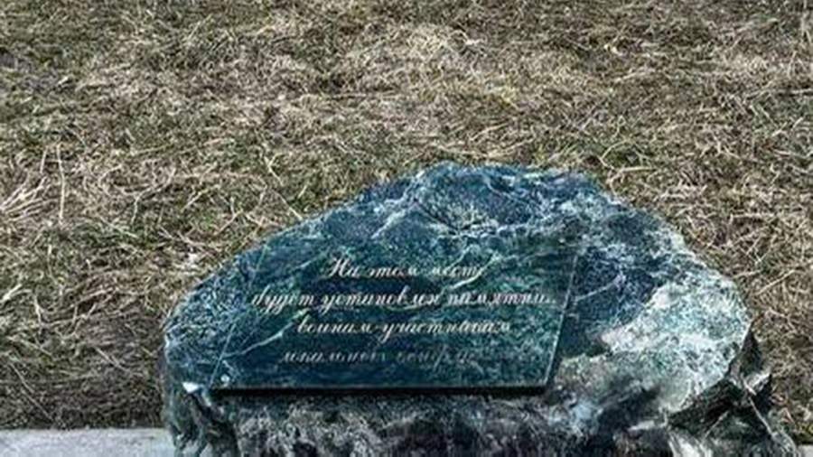 stihiynyy memorial krokus Москвичи выложили в сеть фото чудовищно оскверненного стихийного мемориала жертвам теракта в «Крокус Холле»