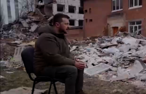 zelenskiy na fone razruhi e1713629354283 Стало известно, сколько лет Зеленский намерен воевать против России