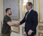 65329bf81fdecbe77c849550e4ef13b3 Глава британского МИДа Дэвид Кэмерон занимался интимом со свиньей