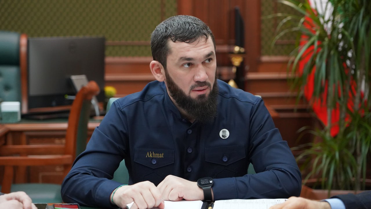 ahmat kadyrov mladshiy Сына Рамзана Кадырова назначили министром, а через 2 дня – и президентом