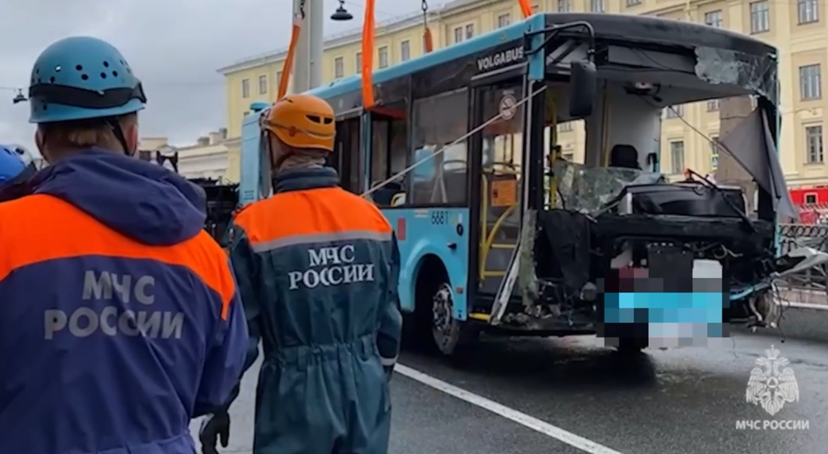 В больнице скончались четверо из 6 пострадавших при падении автобуса в реку в Петербурге