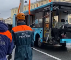 avtobus podnyali iz moyki3 e1715380874550 В больнице скончались четверо из 6 пострадавших при падении автобуса в реку в Петербурге