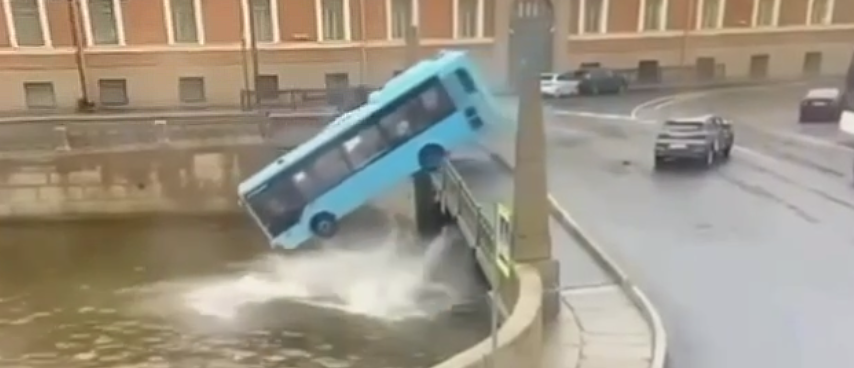 avtobus upal v moyku e1715342988810 В сети появилось видео падения автобуса в реку в Петербурге: СМИ пишут о 7 погибших