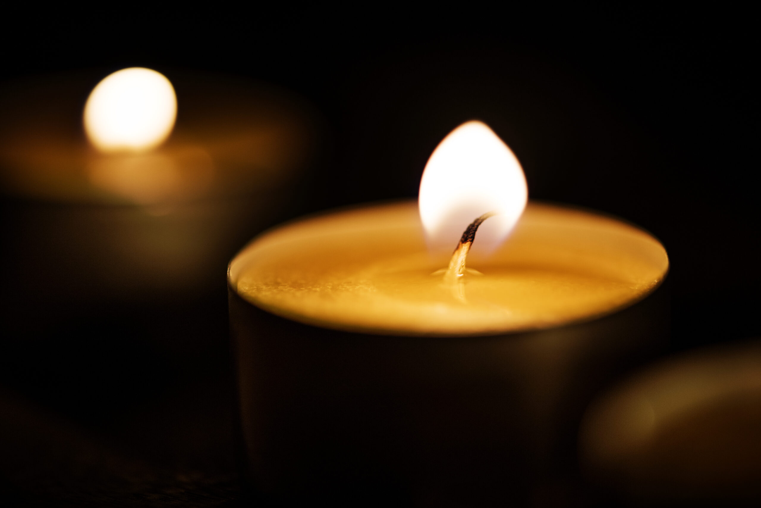 candles glowing dark scaled Умер д’Артаньян из комедии по «Трем мушкетерам»