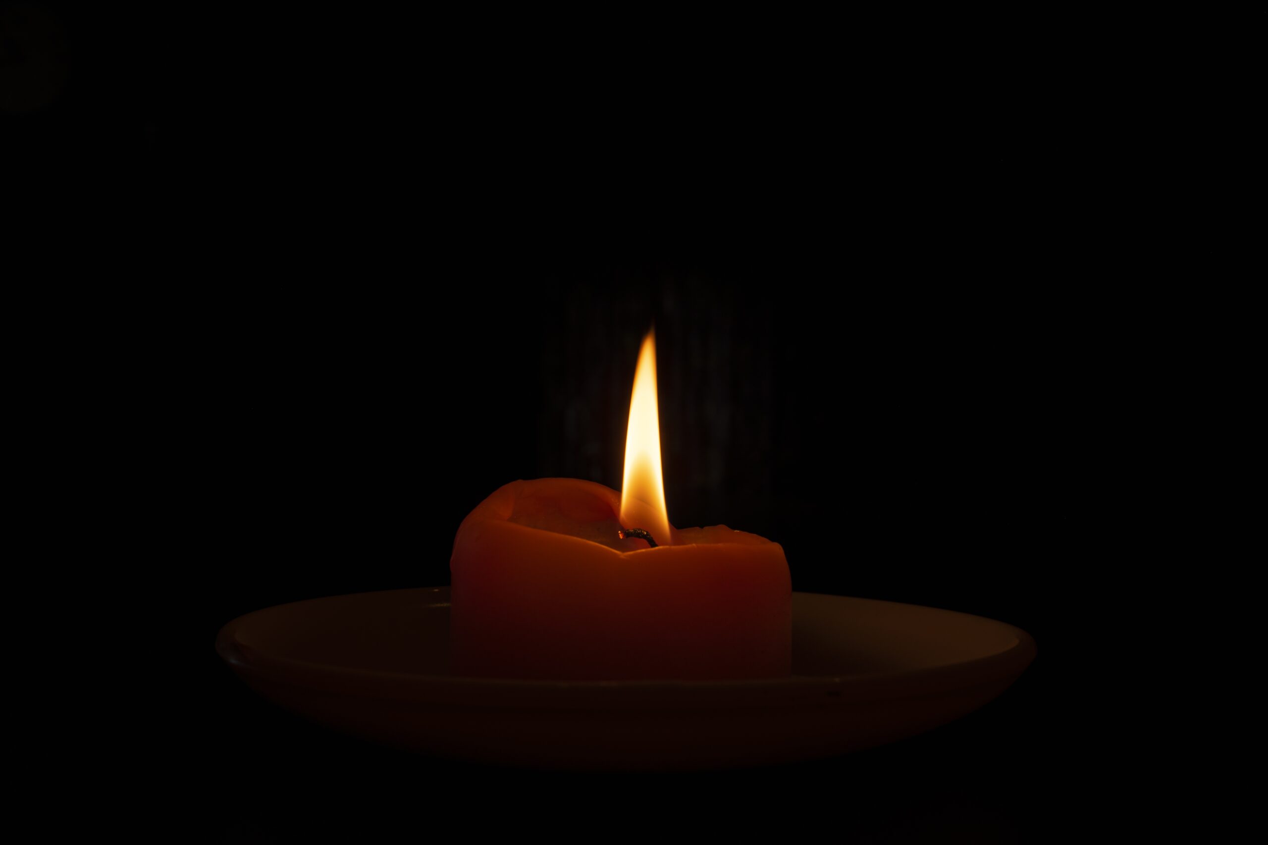 closeup shot burning candle dark 1 scaled В 48 лет умерла актриса из сериалов «Солдаты» и «Час Волкова» Галина Давыдова
