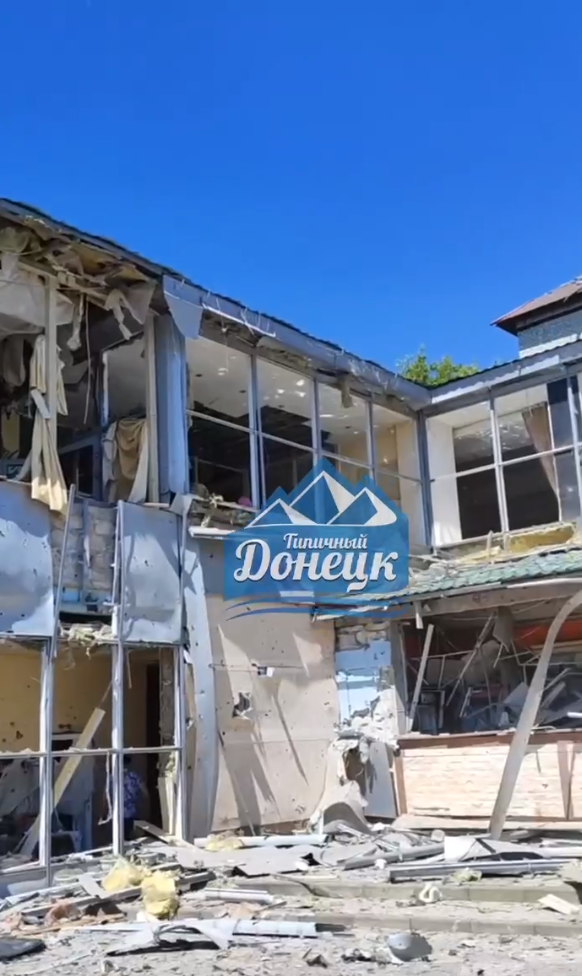 donetsk obstrelyali e1715439410838 Украина «поздравила» ДНР с 10-летием независимости смертельными ударами ракет HIMARS по ресторану в Донецке