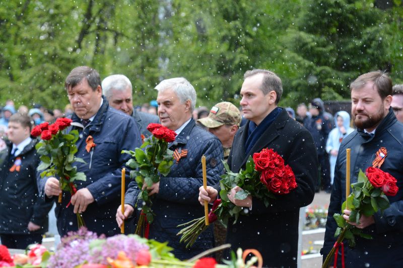 fot 5366 В Мордовии возложили цветы к мемориалу «Скорбящая мать»