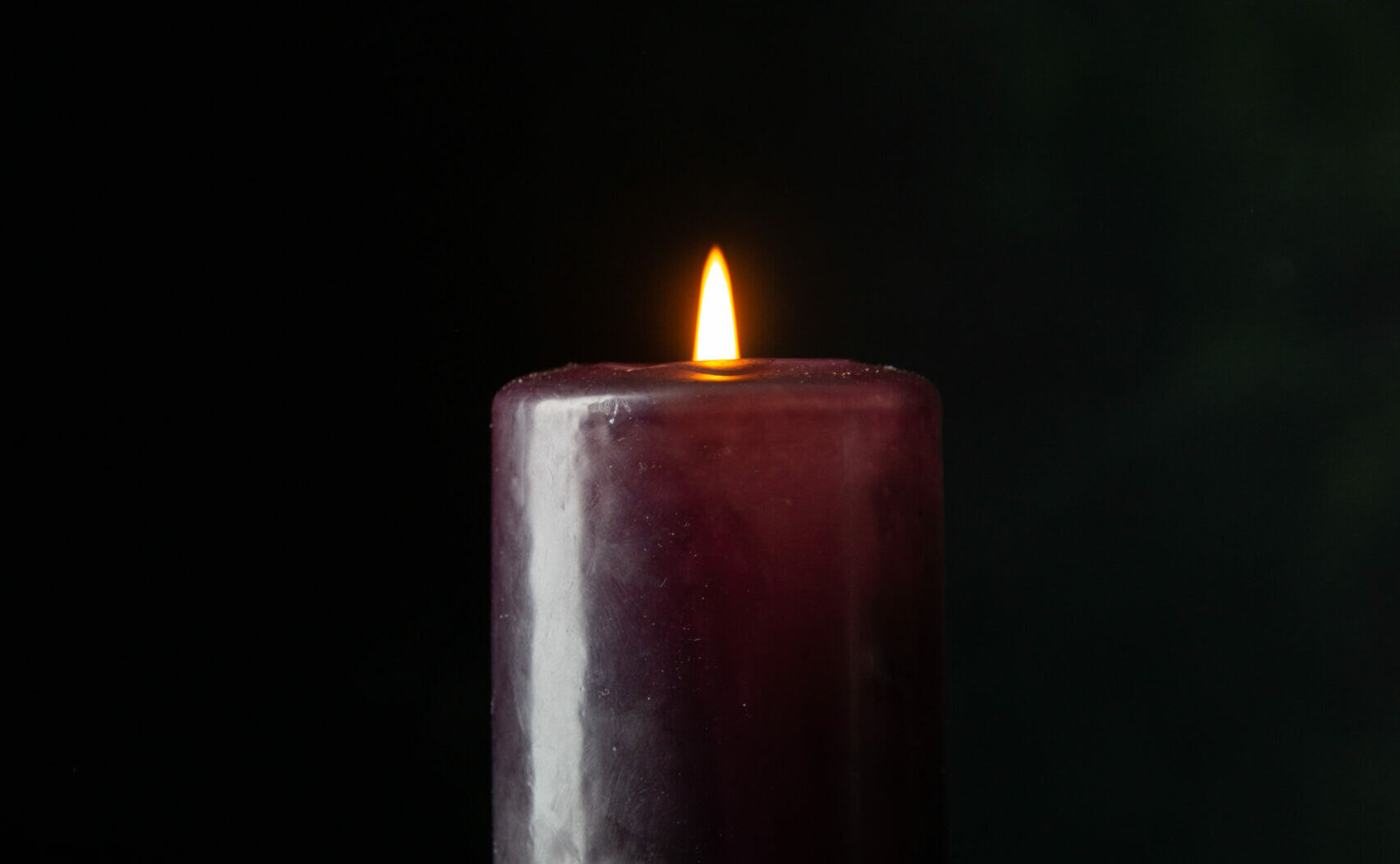 front view purple candle dark scaled e1716738740798 Актер сериала «След» погиб по пути на съемку
