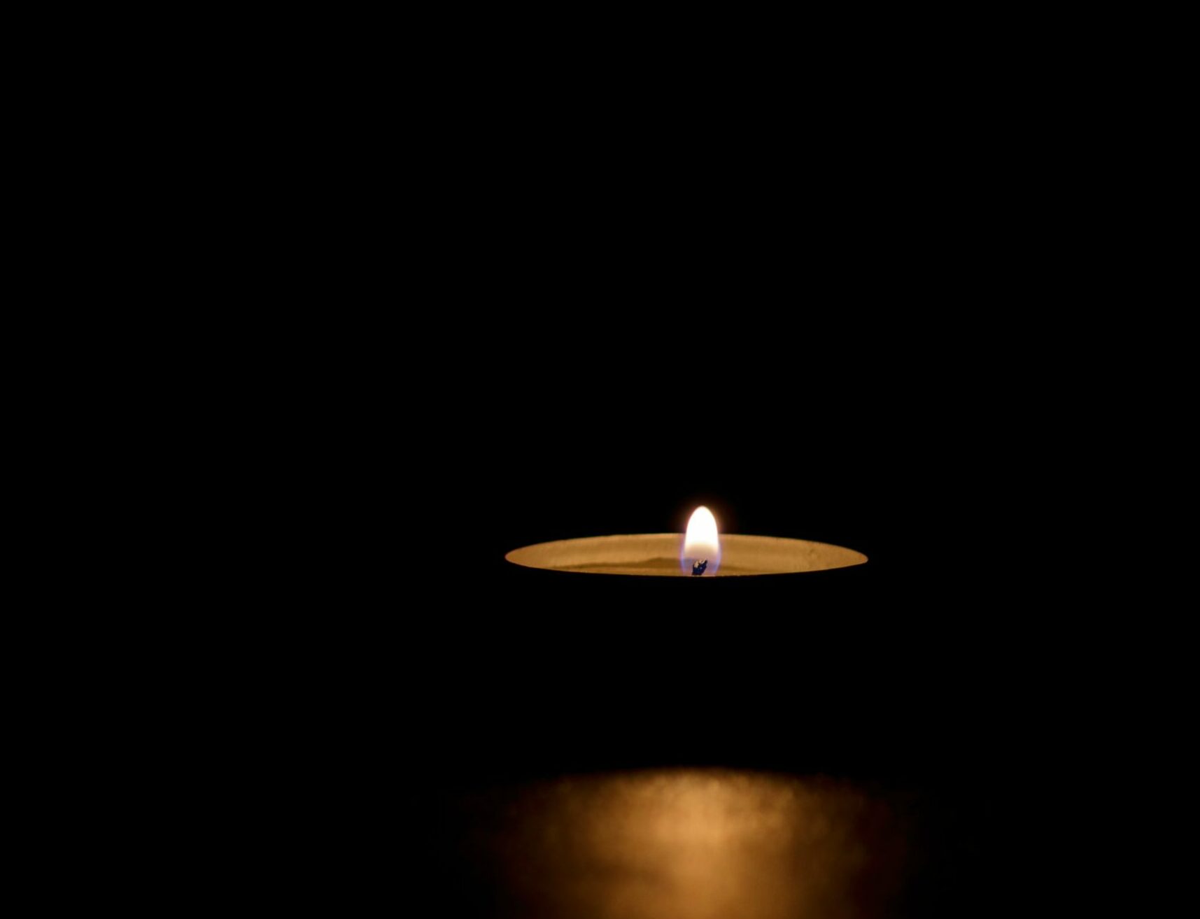 lit tin candle dark conveying memorial death hope darkness scaled e1716823547409 Скончался звезда «Дорожного патруля» и «Морских дьяволов» Александр Ковалев