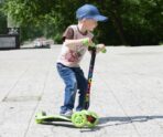 malchik na samokate В Петербурге бабушка потеряла 5-летнего внука: малыш уехал от нее на самокате и не вернулся
