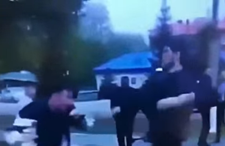 massovaya draka v bashkirii e1716759134614 В сети появилось видео массового побоища в Башкирии, которое началось из-за нападения на участников СВО