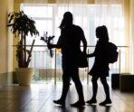 mat i doch В СК РФ сообщили жуткие детали гибели матери и дочери в Калининграде, которые выпали из окна