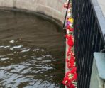 memorial peterburg padenie avtobusa e1715477253657 Следствие назвало настоящего виновника трагедии с утонувшим в Петербурге автобусом