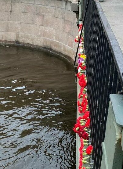memorial peterburg padenie avtobusa e1715477253657 Следствие назвало настоящего виновника трагедии с утонувшим в Петербурге автобусом