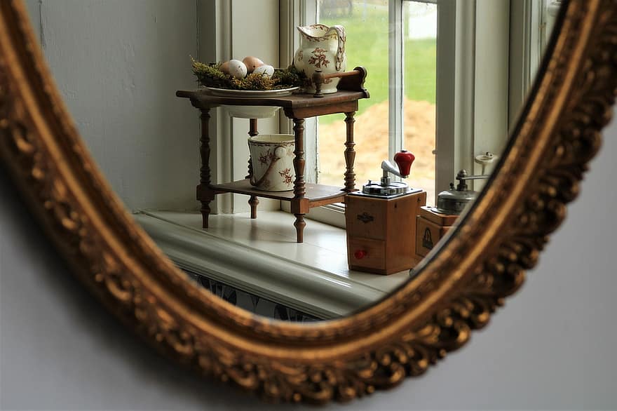 mirrors vintage mirror coffee grinder decor vanity indoors domestic room decoration old fashioned Священник рассказал, почему не нужно завешивать зеркала после смерти человека