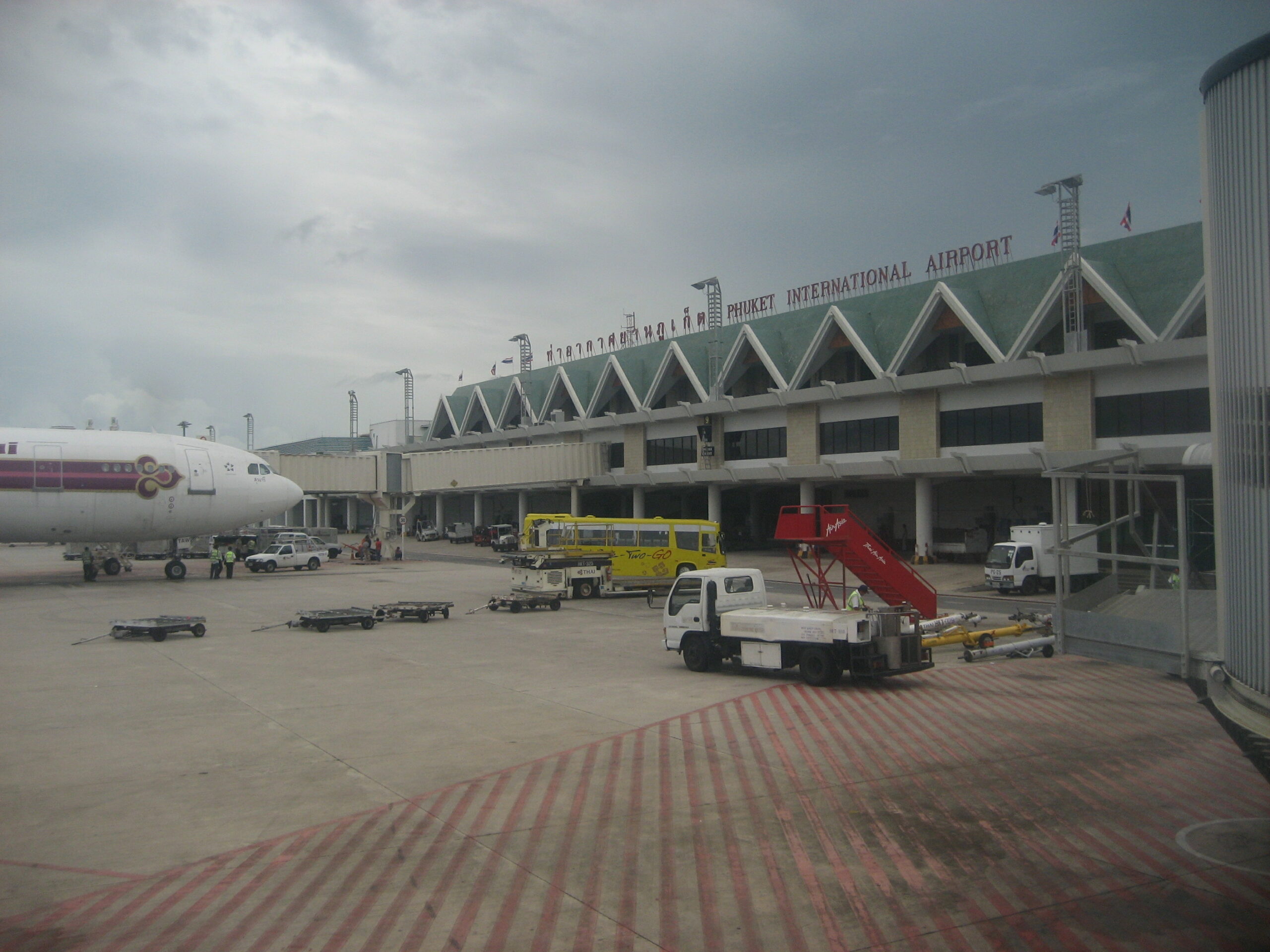 phuket international airport3 scaled Стало известно, почему 415 туристов из Петербурга намертво застряли в Таиланде