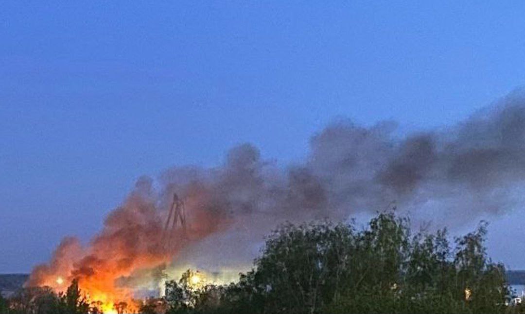 pozhar na neftebaze v vyborge Губернатор Ленобласти заявил, что взрыв на нефтебазе в Выборге – это «хлопок», а пожара, который засняли жители, не было