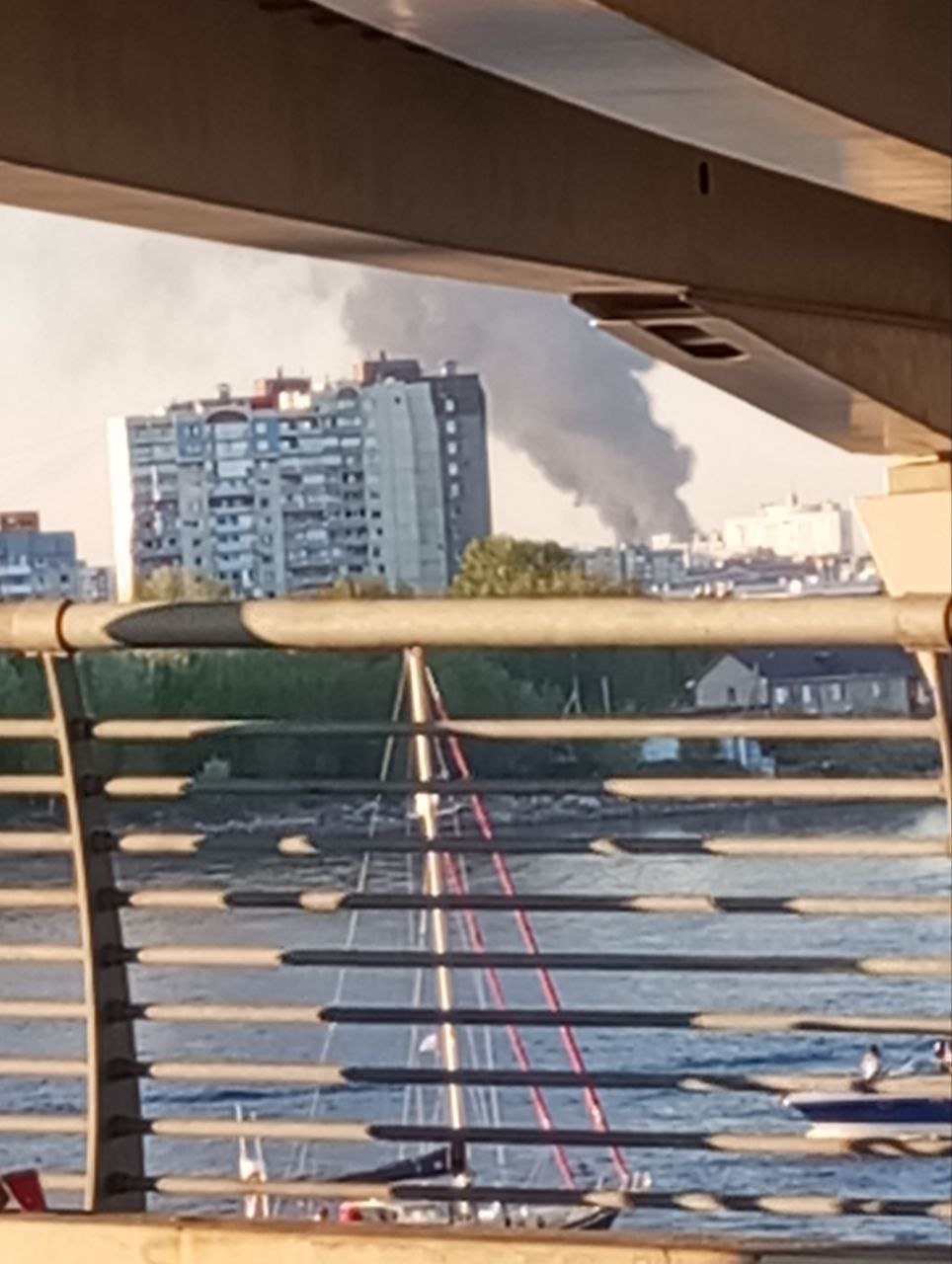 pozhar v primorskom rayone2 В Петербурге вспыхнул мощный пожар: дым видно на другом конце города