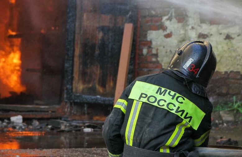 pozhar v spb2 e1726956747590 Пожар в Петербурге разросся до 600 квадратных метров, рухнула крыша