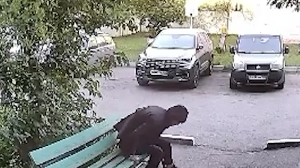 В Башкирии мужчина упал из окна 5-го этажа на лавку, полежал и пошел опохмеляться