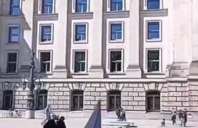 rossiyskiy flag u reyhstaga e1716069940703 В сети завирусилось видео, как в Берлине в День Победы украинец поднял над Рейхстагом флаг России