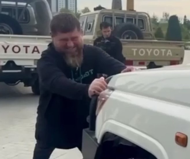 screenshot 9 Кадыров голыми руками сдвинул с места внедорожник Toyota Land Cruiser