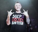 szf1dj6rcaa e1714586905854 Фанатка укусила солиста группы «Звери» во время концерта