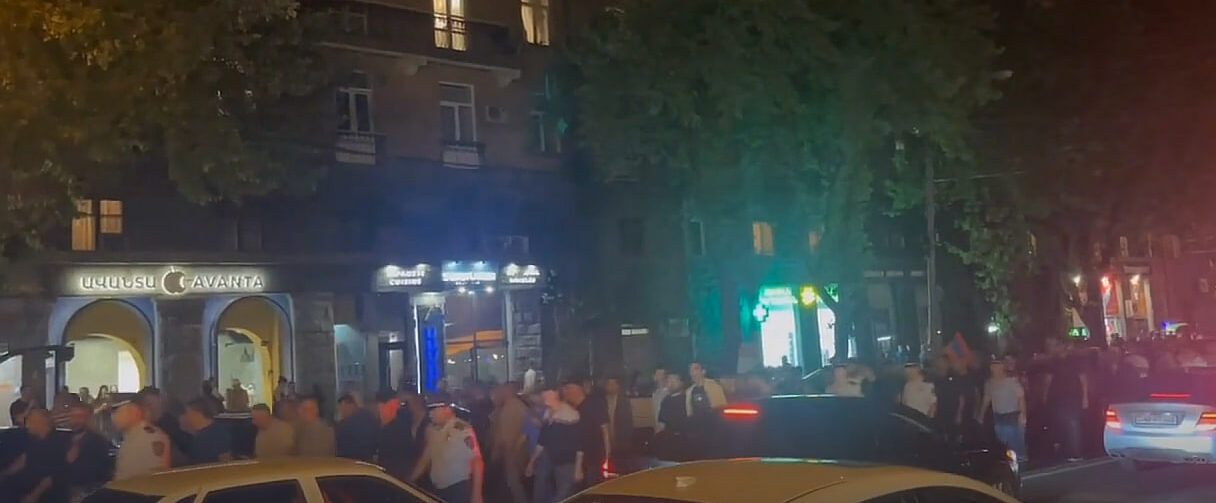 armeniya protestuet e1717969866593 Стало известно, чего требуют митингующие, который заполонили улицы Еревана