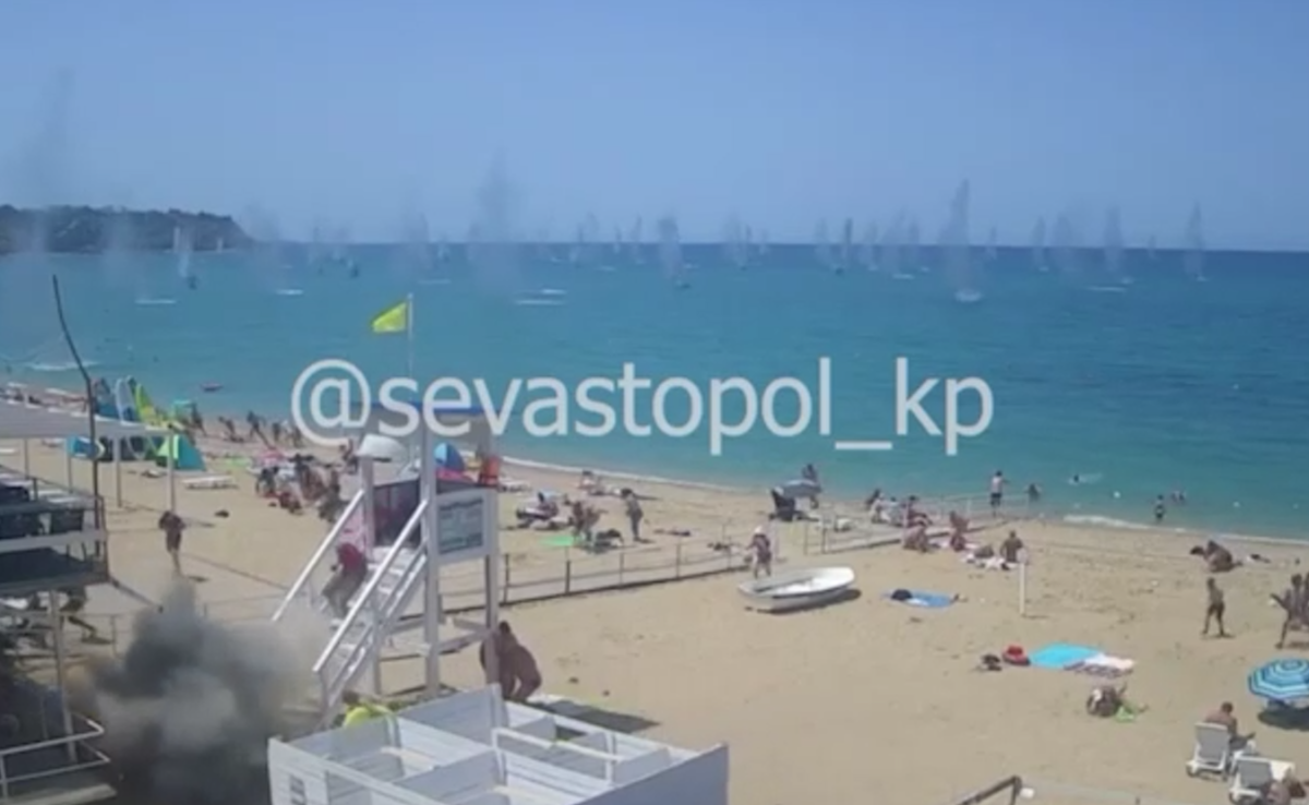 В сети появилось видео ракетной атаки на пляж Севастополя