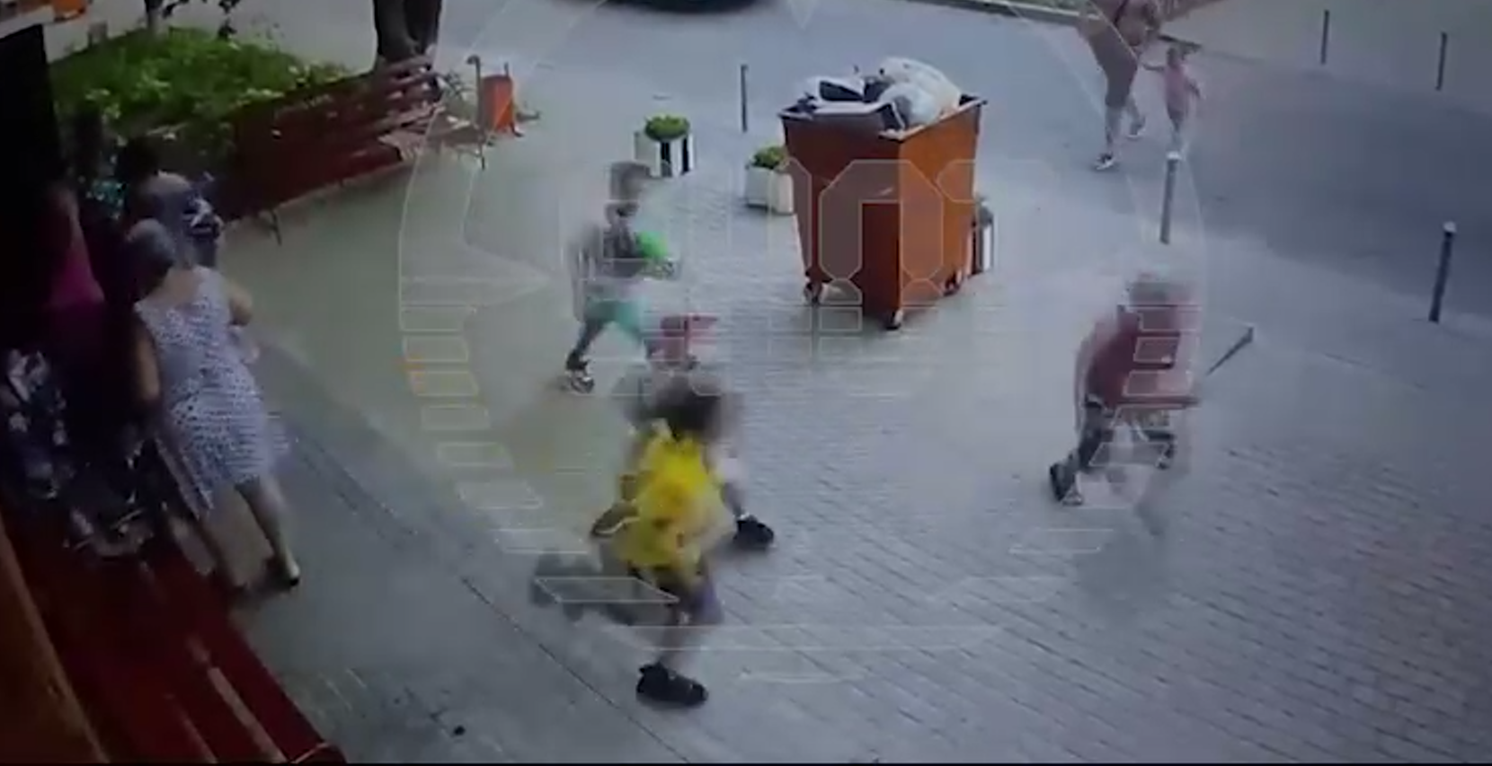 deti begut belgorod e1717547357744 Стало известно, что сделали с пенсионеркой, которая не пустила детей в укрытие во время бомбежки Белгорода